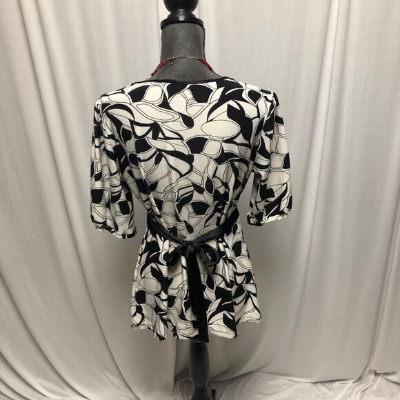 Essentials by Milano Top Womens Medium Black White Stretchy Ties in Back Blouse - Picture 4 of 6